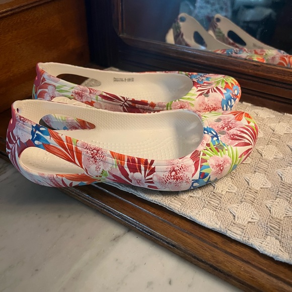CROCS Classic Kadee Tropical Print Graphic Ballet Flats Colorful White Wms Sz 5 - Picture 3 of 7